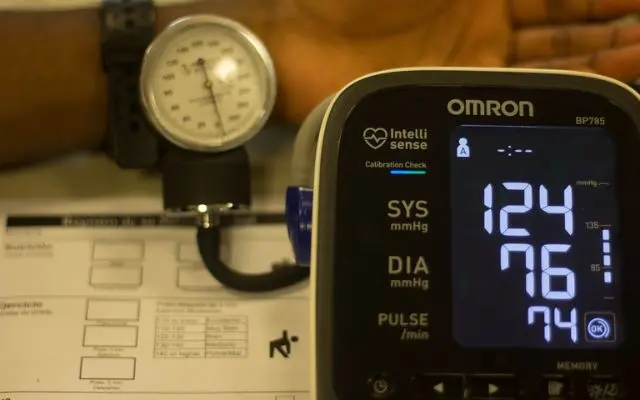 ¿Qué significa el error E4 en mi tensiómetro Omron?